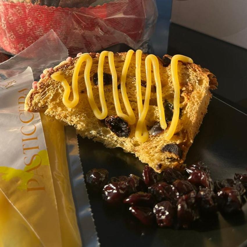 Panettone Amarena con sac à poche di crema pasticcera