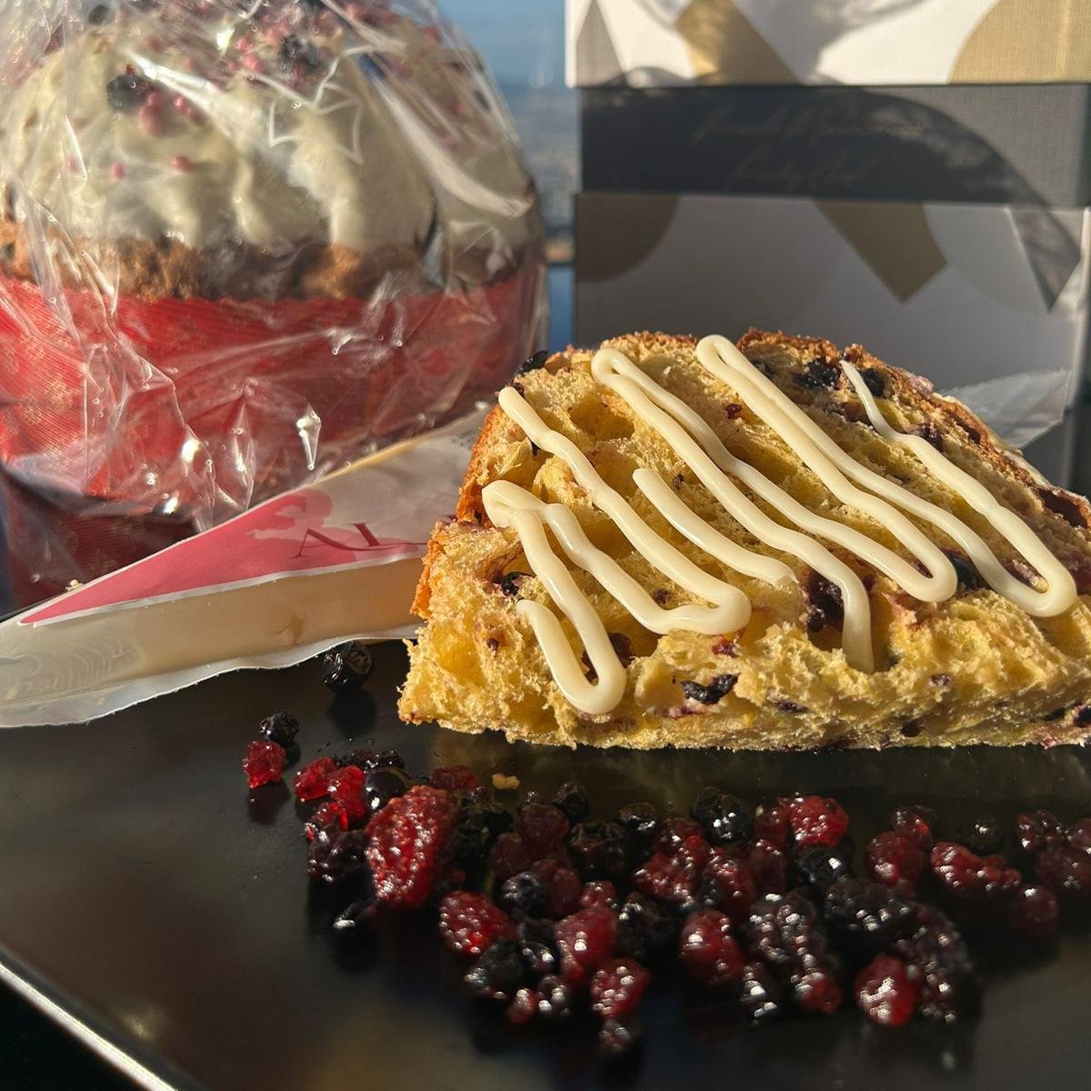Panettone Frutti di bosco con sac à poche di crema al latte