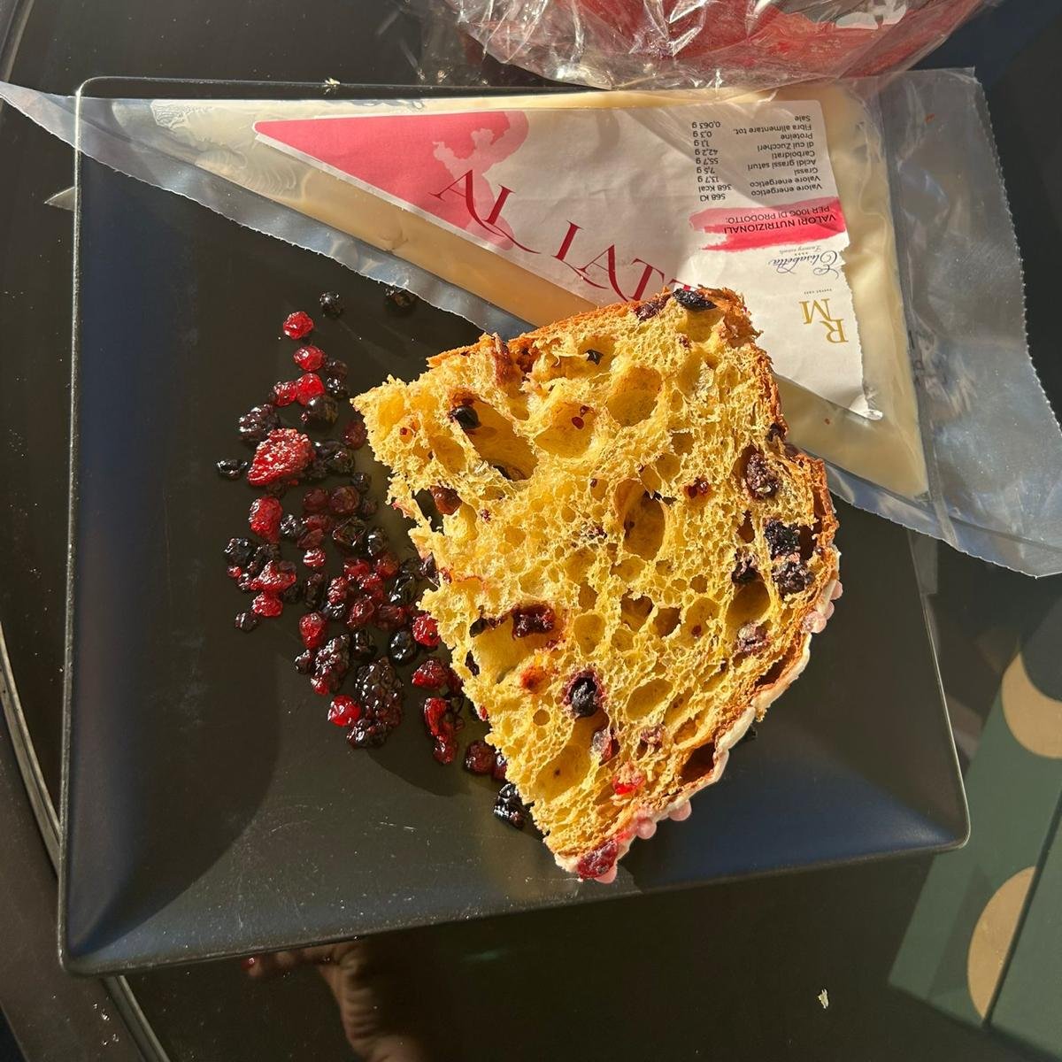 Panettone Frutti di bosco con sac à poche di crema al latte