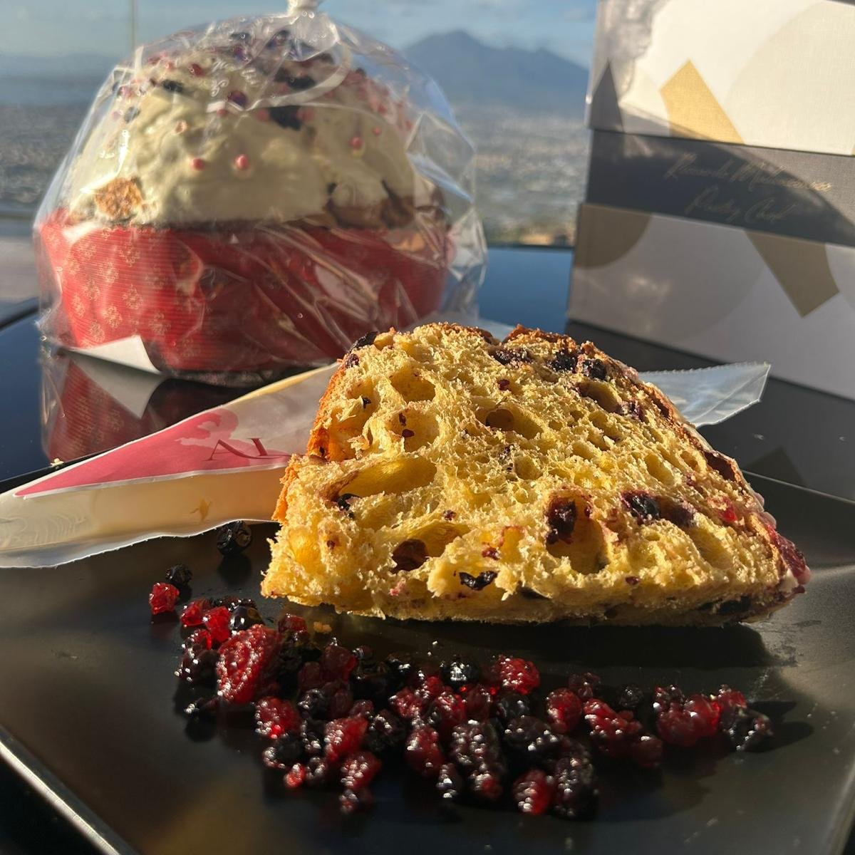 Panettone Frutti di bosco con sac à poche di crema al latte