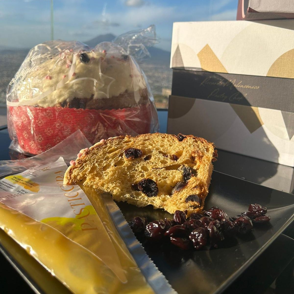 Panettone Amarena con sac à poche di crema pasticcera