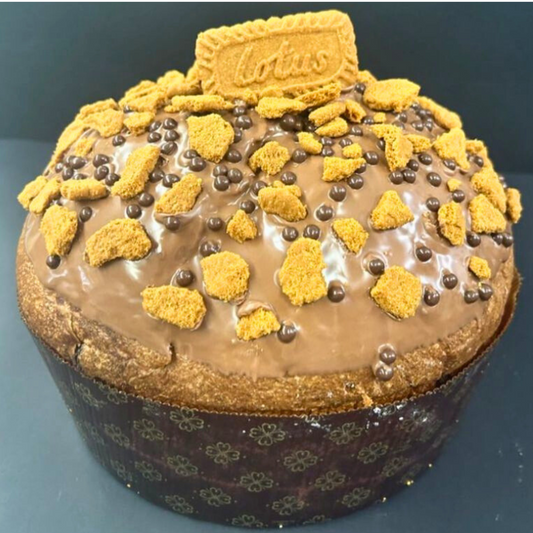 Panettone Lotus con cubettone di pesca e sac à poche di crema lotus